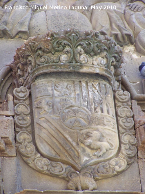 Iglesia y Convento de la Santísima Trinidad - Iglesia y Convento de la Santísima Trinidad. Escudo de la portada lateral bajo la Santisima Trinidad