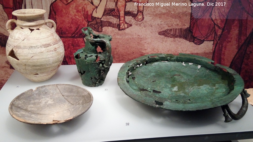 Necrpolis ibrica de la Noria - Necrpolis ibrica de la Noria. Ajuar de la tumba central. Vaso Cruz del Negro, plato, brasero y jarra de bronce. Museo Ibero de Jan