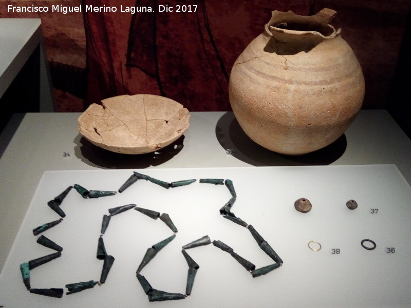 Necrpolis ibrica de la Noria - Necrpolis ibrica de la Noria. Ofrendas del foso. Plato, collar de bronce con arandelas de fayenza, anillo de bronce, fusayolas, anillo de oro, cermica pintada. Museo Ibero de Jan
