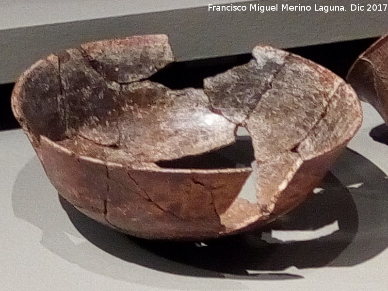 Necrópolis Preibera del Cerro de los Vientos - Necrópolis Preibera del Cerro de los Vientos. Cuenco realizado a mano. Museo Ibero de Jaén
