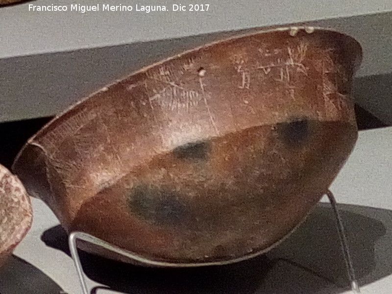 Necrópolis Preibera del Cerro de los Vientos - Necrópolis Preibera del Cerro de los Vientos. Cazuela realizada a mano de superficie bruñida y con decoración esgrafiada. Museo Ibero de Jaén