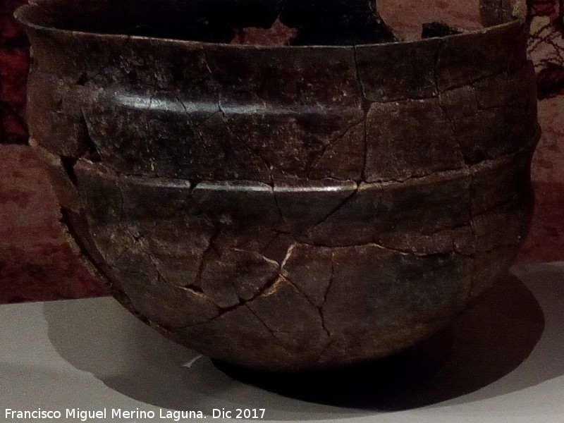 Necrópolis Preibera del Cerro de los Vientos - Necrópolis Preibera del Cerro de los Vientos. Urna cineraria realizada a mano y pintada después de la coción. Museo Ibero de Jaén