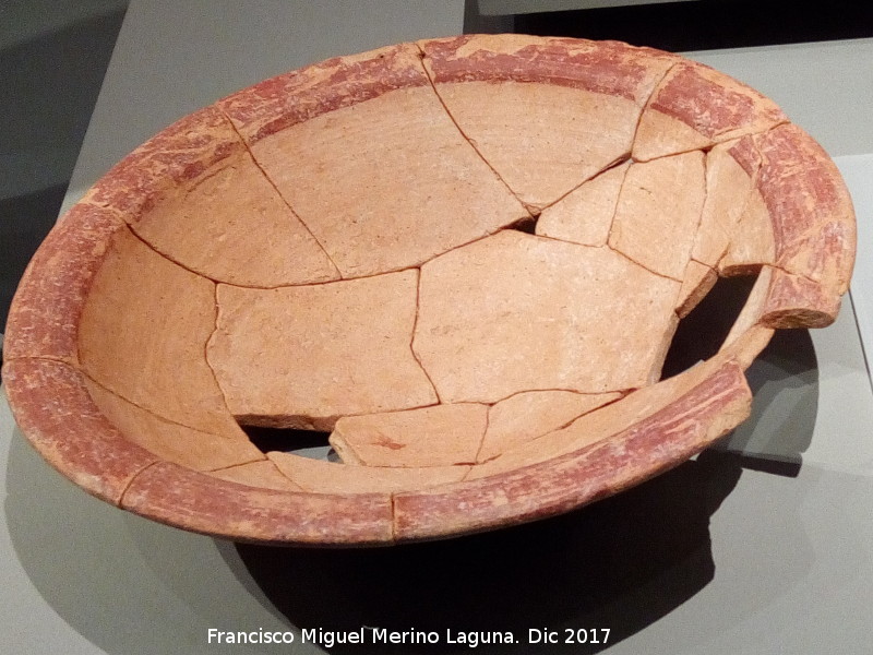 Necrópolis Preibera del Cerro de los Vientos - Necrópolis Preibera del Cerro de los Vientos. Fuente realizada a torno con el borde pintado. Museo Ibero de Jaén