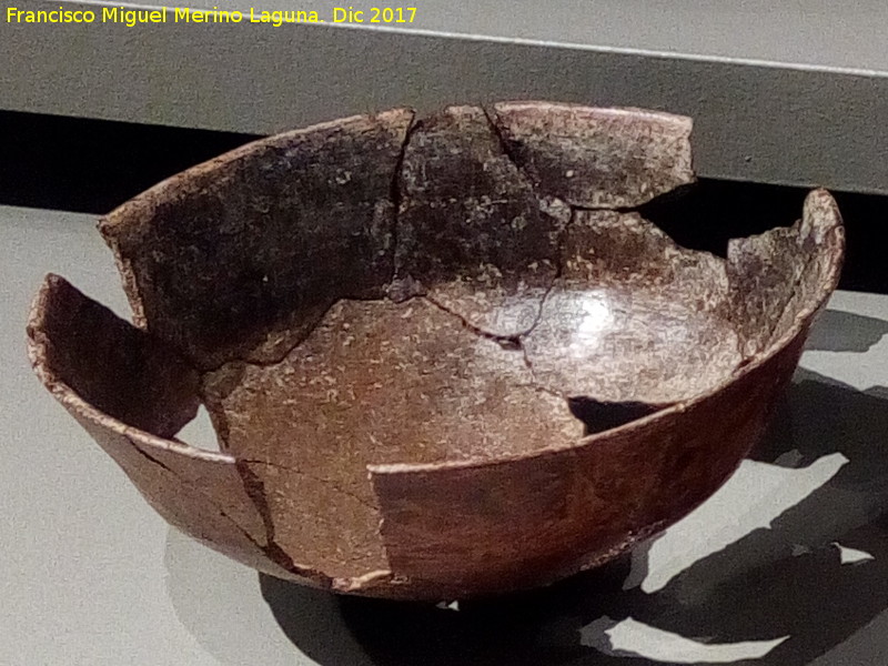 Necrópolis Preibera del Cerro de los Vientos - Necrópolis Preibera del Cerro de los Vientos. Cuenco realizado a mano. Museo Ibero de Jaén