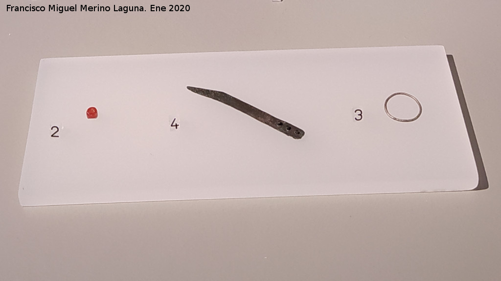 Necr�polis Preibera del Cerro de los Vientos - Necr�polis Preibera del Cerro de los Vientos. Cuenta de collar de pasta vitrea, cuchillo afalcatado de bronce, anillo de plata. Museo Ibero de Ja�n