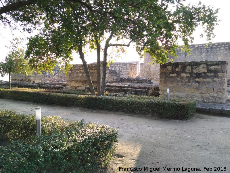 Medina Azahara. Casa del Ejército - Medina Azahara. Casa del Ejército. Plaza