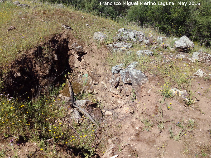 Poblado prehistórico del Cerro del Salto - Poblado prehistórico del Cerro del Salto. Socavón en la muralla