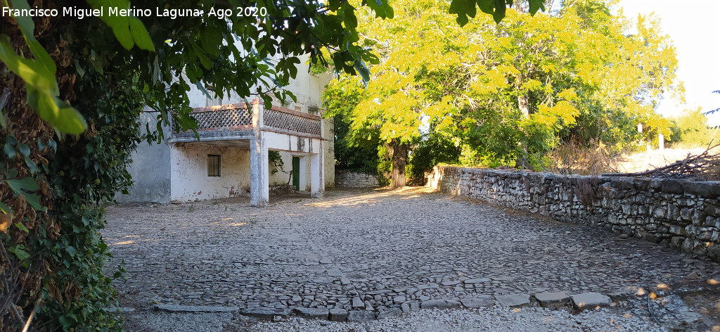 Cortijo de Perovela - Cortijo de Perovela. Patín empedrado