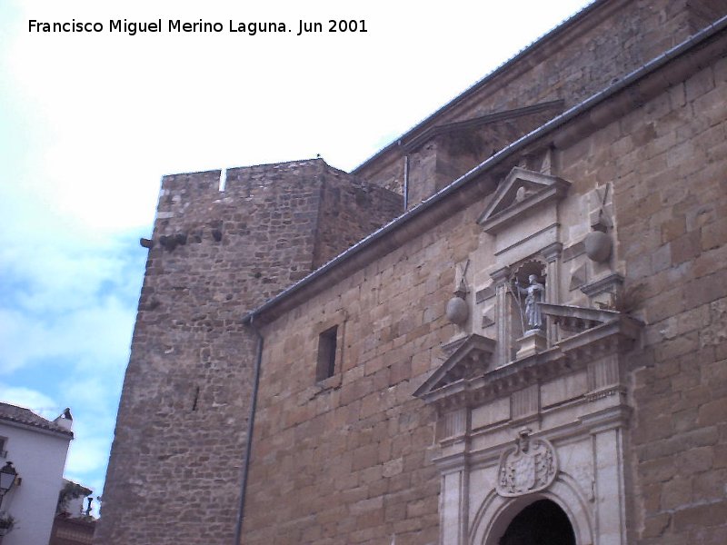 Iglesia de San Andrés - Iglesia de San Andrés. Portada con torreón adosado