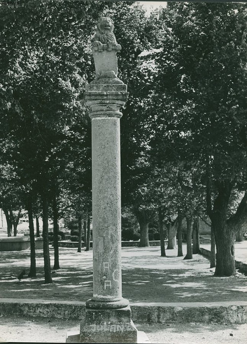 Santuario de la Fuensanta - Santuario de la Fuensanta. Foto antigua. Columna rematada con león en las proximidades de la fuente y jardines que hay frente al templo.