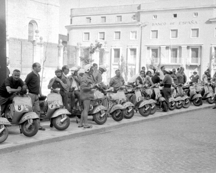 Antiguo Banco de España - Antiguo Banco de España. Foto antigua. Concentración de Vespas