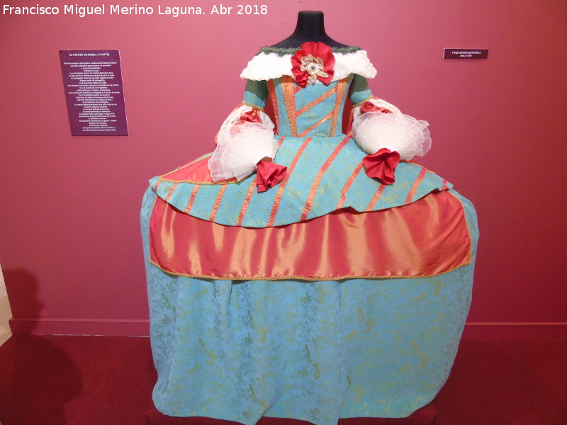 Ropa femenina en el Siglo XVII - Ropa femenina en el Siglo XVII. Vestido de infanta. Exposición Palacio Episcopal Salamanca