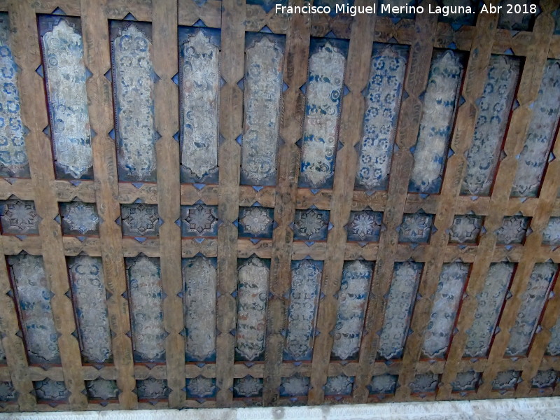 Escuelas Mayores. Patio - Escuelas Mayores. Patio. Artesonado de la galería baja ala oeste