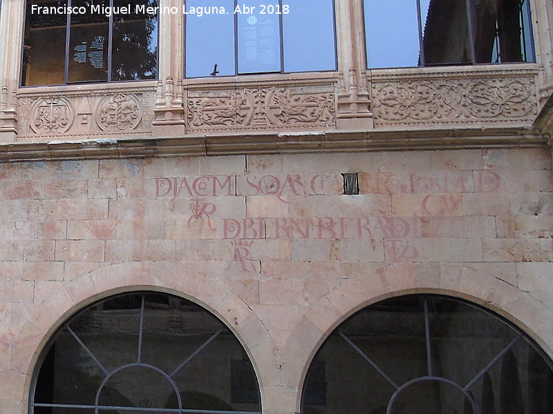 Escuelas Mayores. Patio - Escuelas Mayores. Patio. Emblemas y vítores