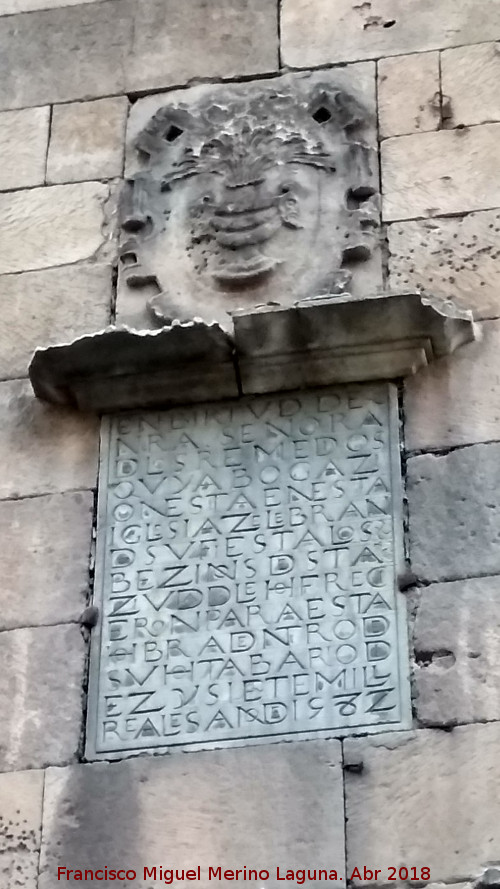 Iglesia de San Julián y Santa Basilisa - Iglesia de San Julián y Santa Basilisa. Escudo e inscripción