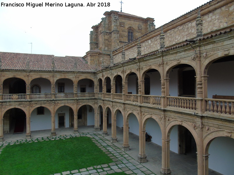 Colegio del Arzobispo Fonseca - Colegio del Arzobispo Fonseca. Colección de relojes populares de Andrés Santiago Zarzuelo 1800-1925. Universidad de Salamanca
