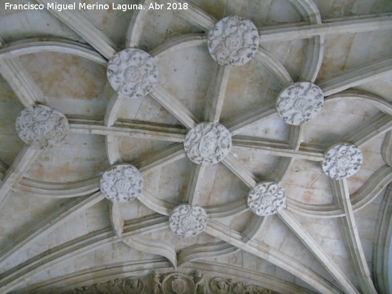 Colegio del Arzobispo Fonseca - Colegio del Arzobispo Fonseca. Bóveda de crucería ante la capilla