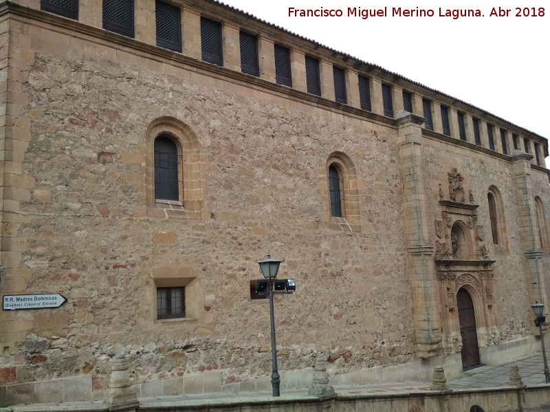 Convento de las Dueñas - Convento de las Dueñas. Fachada