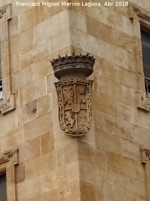 Edificio de la Gran Vía nº 51 - Edificio de la Gran Vía nº 51. Escudo esquinero