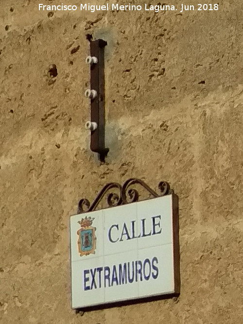 Calle Extramuros - Calle Extramuros. Placa y restos de la primera electrificación