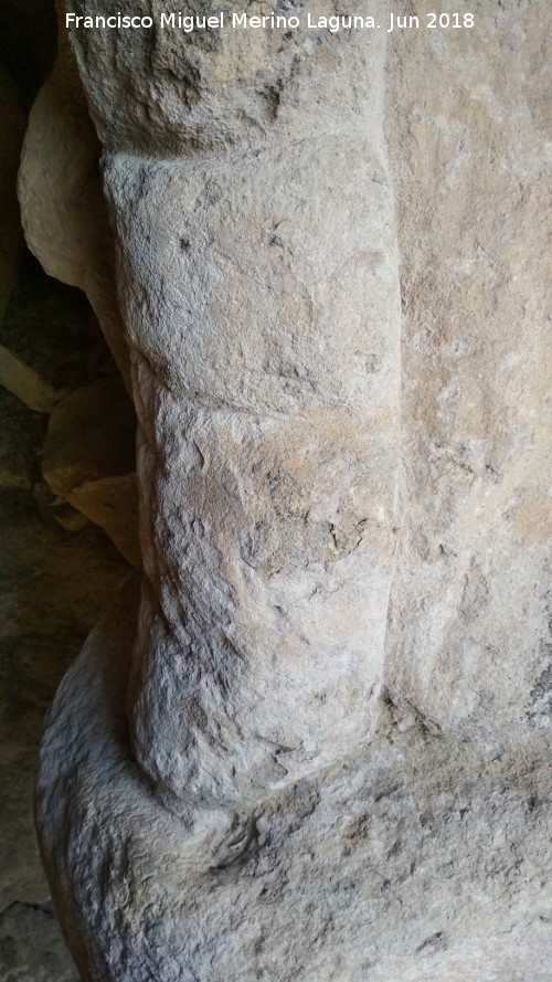 Grabado de la Cueva de la Peña de la Grieta - Grabado de la Cueva de la Peña de la Grieta. Fuste o cilindro tallado