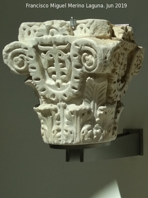 Historia de Córdoba - Historia de Córdoba. Capitel de mármol siglo IX. Museo Arqueológico de Granada