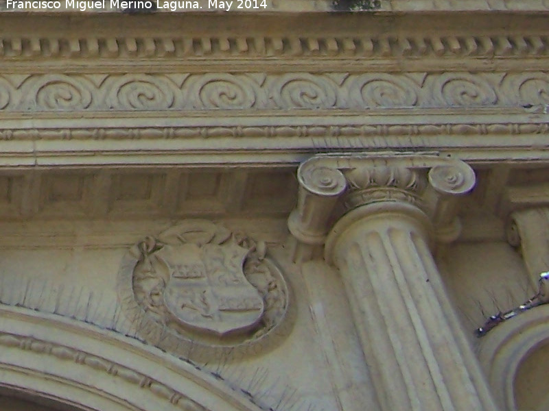 Iglesia de San Pedro - Iglesia de San Pedro. Escudo