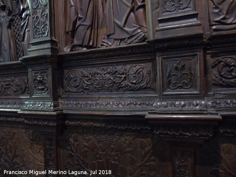 Catedral de Jan. Coro. El abrazo en la Puerta Dorada - Catedral de Jan. Coro. El abrazo en la Puerta Dorada. Relieve bajo la talla principal