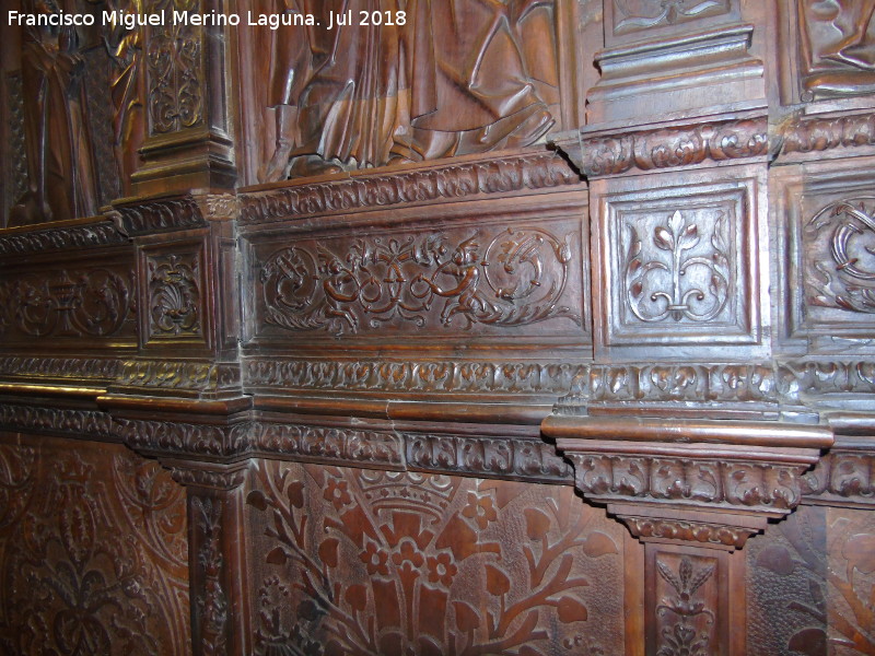 Catedral de Jaén. Coro. El abrazo en la Puerta Dorada - Catedral de Jaén. Coro. El abrazo en la Puerta Dorada. Relieve bajo la talla principal