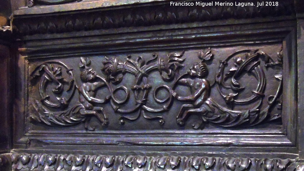 Catedral de Jaén. Coro. Natividad de María - Catedral de Jaén. Coro. Natividad de María. Relieve bajo la talla principal