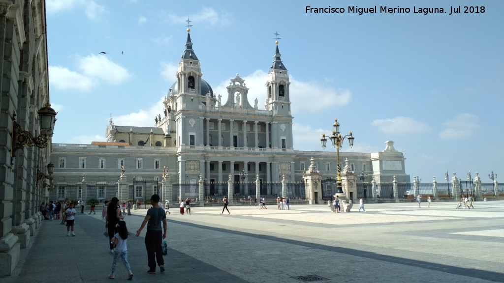 Palacio Real. Plaza de la Armería - Palacio Real. Plaza de la Armería. Con la Catedral de la Almudena al fondo
