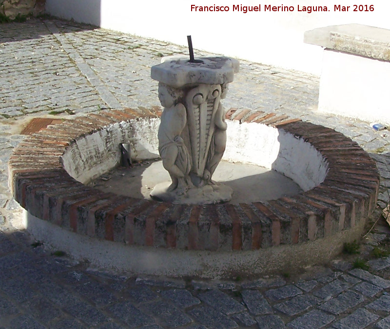 Fuente de la Calle Llanete - Fuente de la Calle Llanete. Arreglándola