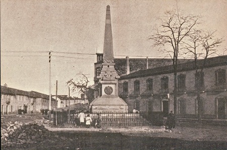 Obelisco de la Batalla de las Navas - Obelisco de la Batalla de las Navas. Monumento a la Batalla cuando estaba en la Plaza de España (1915)