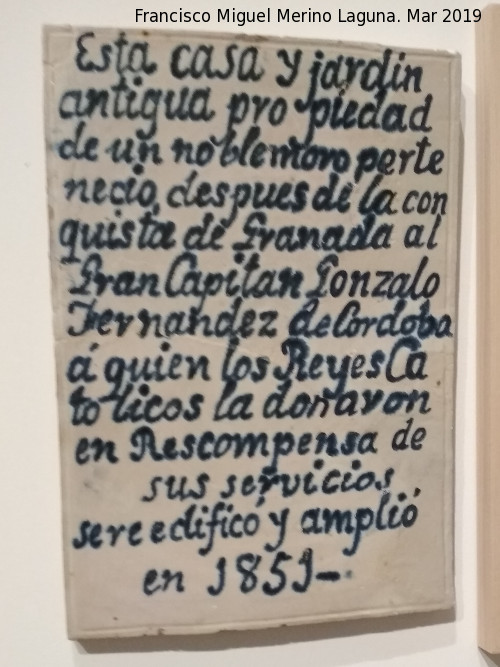 Carmen de los Chapiteles - Carmen de los Chapiteles. Placa de conmemoración de la reedificación del carmen. Exposición en la Alhambra 1851