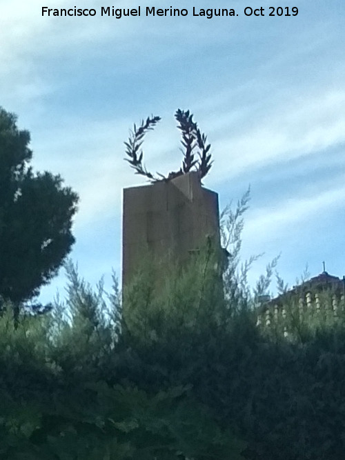 Monumento al Alférez Rojas - Monumento al Alférez Rojas. Corona de laurel