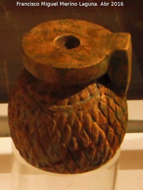 Oppidum Bora Cerealis - Oppidum Bora Cerealis. Aríbalo de fayenza (Pasta vítrea) de la cámara funeraria. Siglos V-IV a.C. Museo Provincial de Jaén