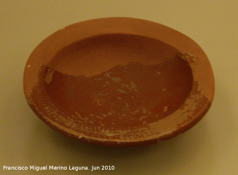 Ciudad iberorromana de Isturgi - Ciudad iberorromana de Isturgi. Cuenco de terra sigillata con decoración estampillada siglos I-II dC. Museo Arqueológico Provincial