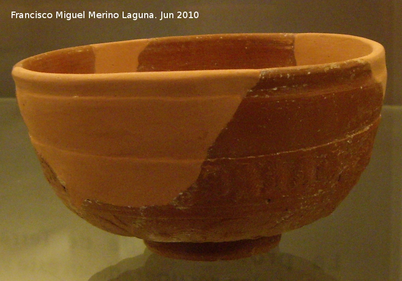 Ciudad iberorromana de Isturgi - Ciudad iberorromana de Isturgi. Cuenco de terra sigillata con decoración estampillada siglos I-II dC. Museo Arqueológico Provincial