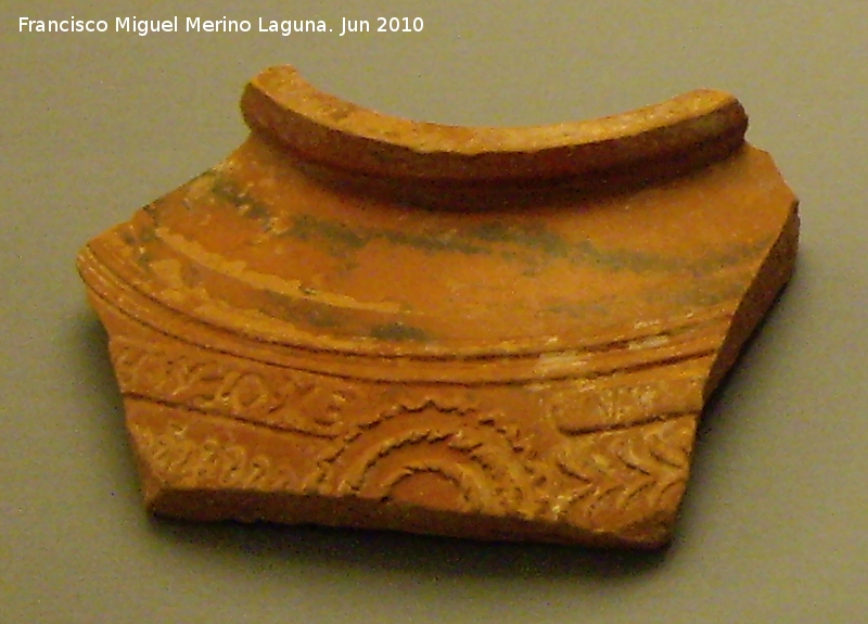 Ciudad iberorromana de Isturgi - Ciudad iberorromana de Isturgi. Fragmento de terra sigillata con marcas de entalle siglo II dC. Museo Arqueológico Provincial