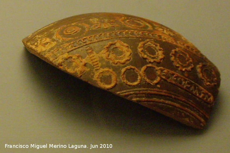 Ciudad iberorromana de Isturgi - Ciudad iberorromana de Isturgi. Fragmento de terra sigillata con marcas de entalle siglo II dC. Museo Arqueológico Provincial
