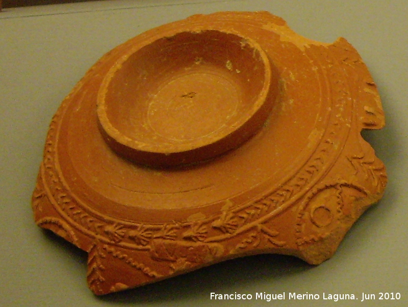 Ciudad iberorromana de Isturgi - Ciudad iberorromana de Isturgi. Fragmento de terra sigillata con marcas de entalle siglo II dC. Museo Arqueológico Provincial