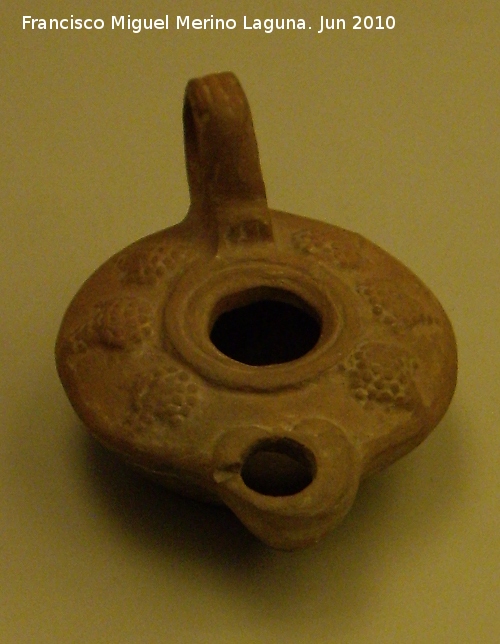 Ciudad iberorromana de Isturgi - Ciudad iberorromana de Isturgi. Lucerna siglos I-II dC. Museo Arqueológico Provincial