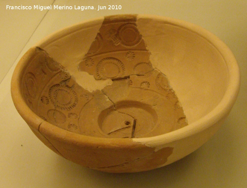 Ciudad iberorromana de Isturgi - Ciudad iberorromana de Isturgi. Molde de terra sigillata siglos I-II dC. Museo Arqueológico Provincial