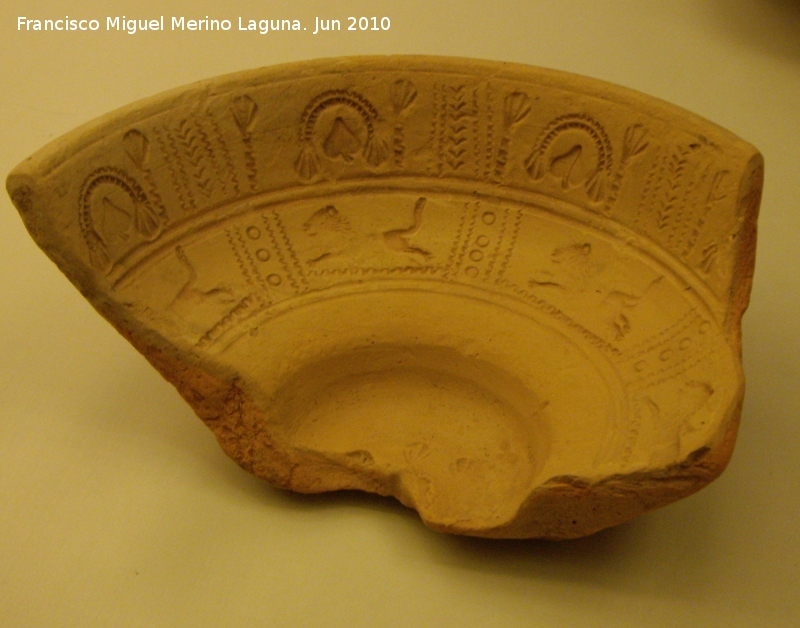 Ciudad iberorromana de Isturgi - Ciudad iberorromana de Isturgi. Molde de terra sigillata siglos I-II dC. Museo Arqueológico Provincial