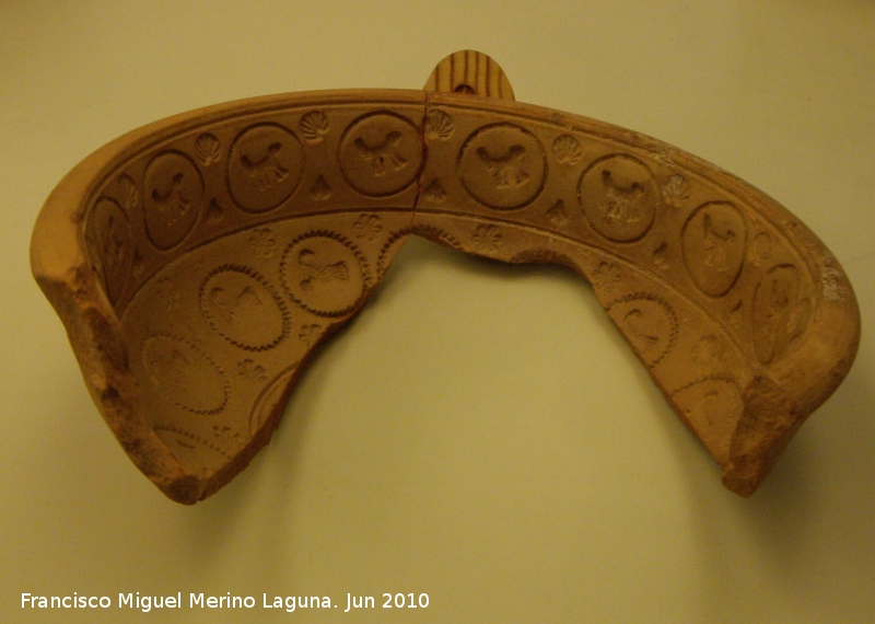Ciudad iberorromana de Isturgi - Ciudad iberorromana de Isturgi. Molde de terra sigillata siglos I-II dC. Museo Arqueológico Provincial
