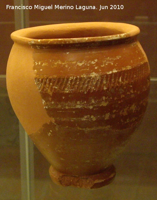 Ciudad iberorromana de Isturgi - Ciudad iberorromana de Isturgi. Orza de terra sigillata siglos I-II dC. Museo Arqueológico Provincial