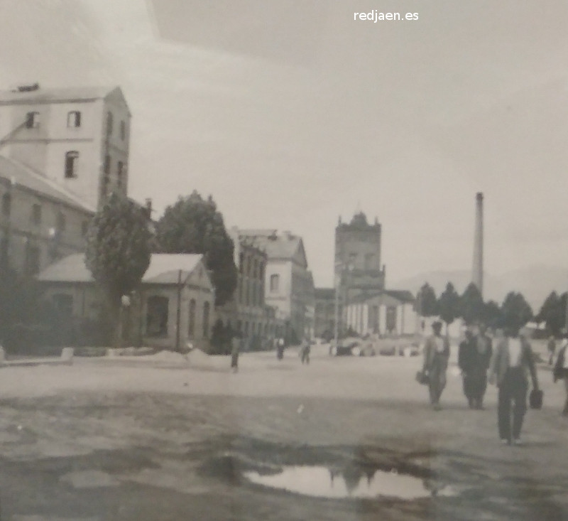 Azucarera-Alcoholera de San Isidro - Azucarera-Alcoholera de San Isidro. Foto 1940 de Moral Vílchez. Saliendo los trabajadores. Colección Miguel Giménez Yanguas