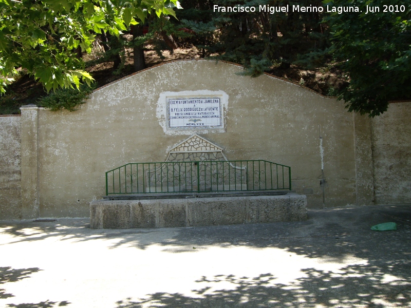 Monumento a Félix Rodríguez de la Fuente - Monumento a Félix Rodríguez de la Fuente. 