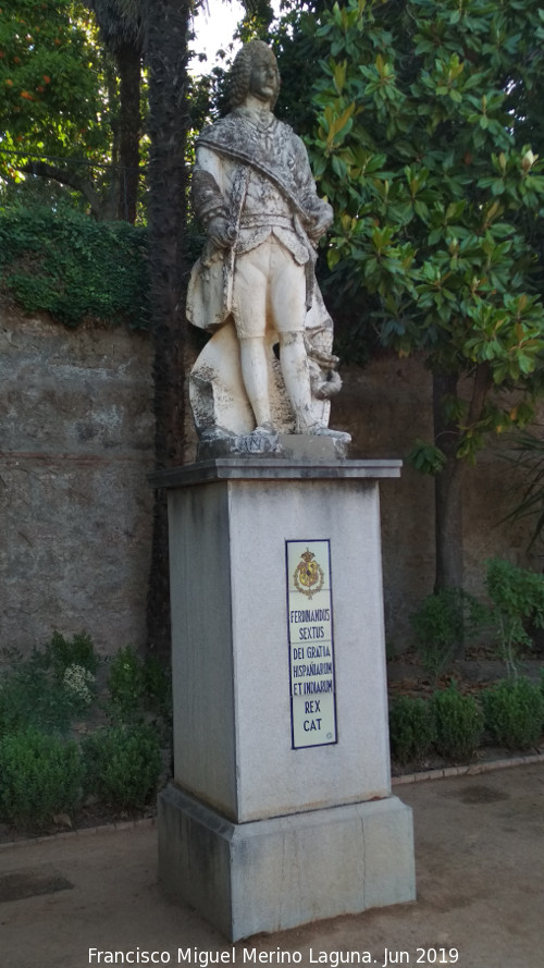 Carmen de los Mártires. Terraza - Carmen de los Mártires. Terraza. Estatua de Fernando VI
