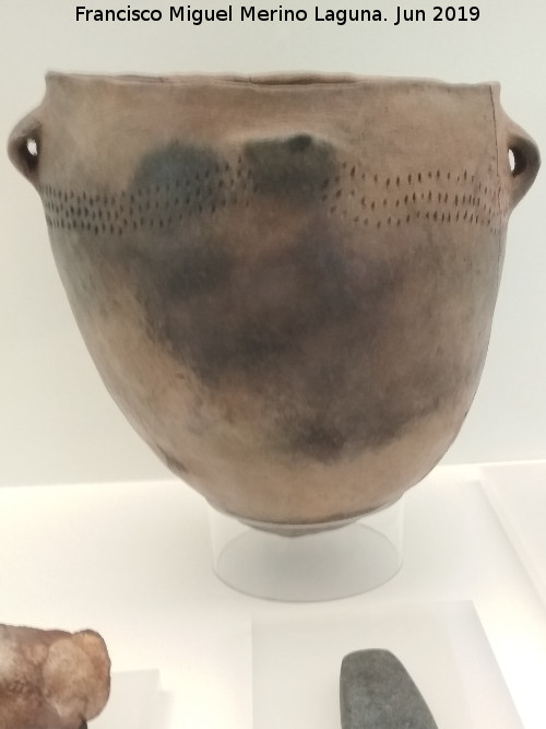 Cueva de las Campanas - Cueva de las Campanas. Olla 4.500-4.000 a.C. Museo Arqueológico de Granada